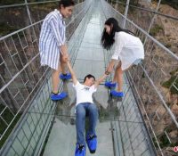 Niña de 11 años sufre una caída de 60 metros tras fallar elcinturón de seguridad en un parque de atracciones en China