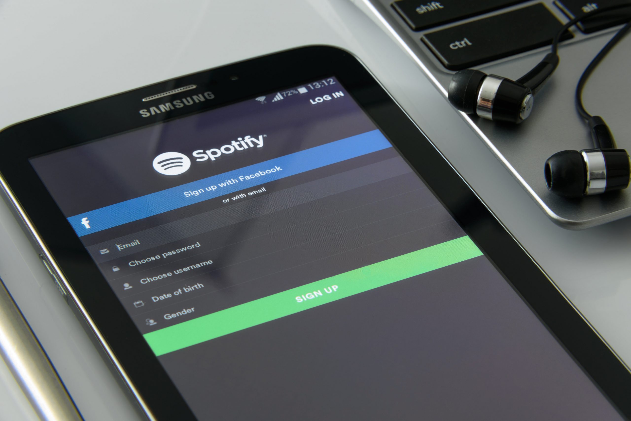 Spotify te va a dejar guardar más de 10.000 canciones en tu biblioteca 