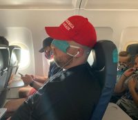 Un hombre se vuelve viral por usar una mascarilla como antifaz en un vuelo comercial