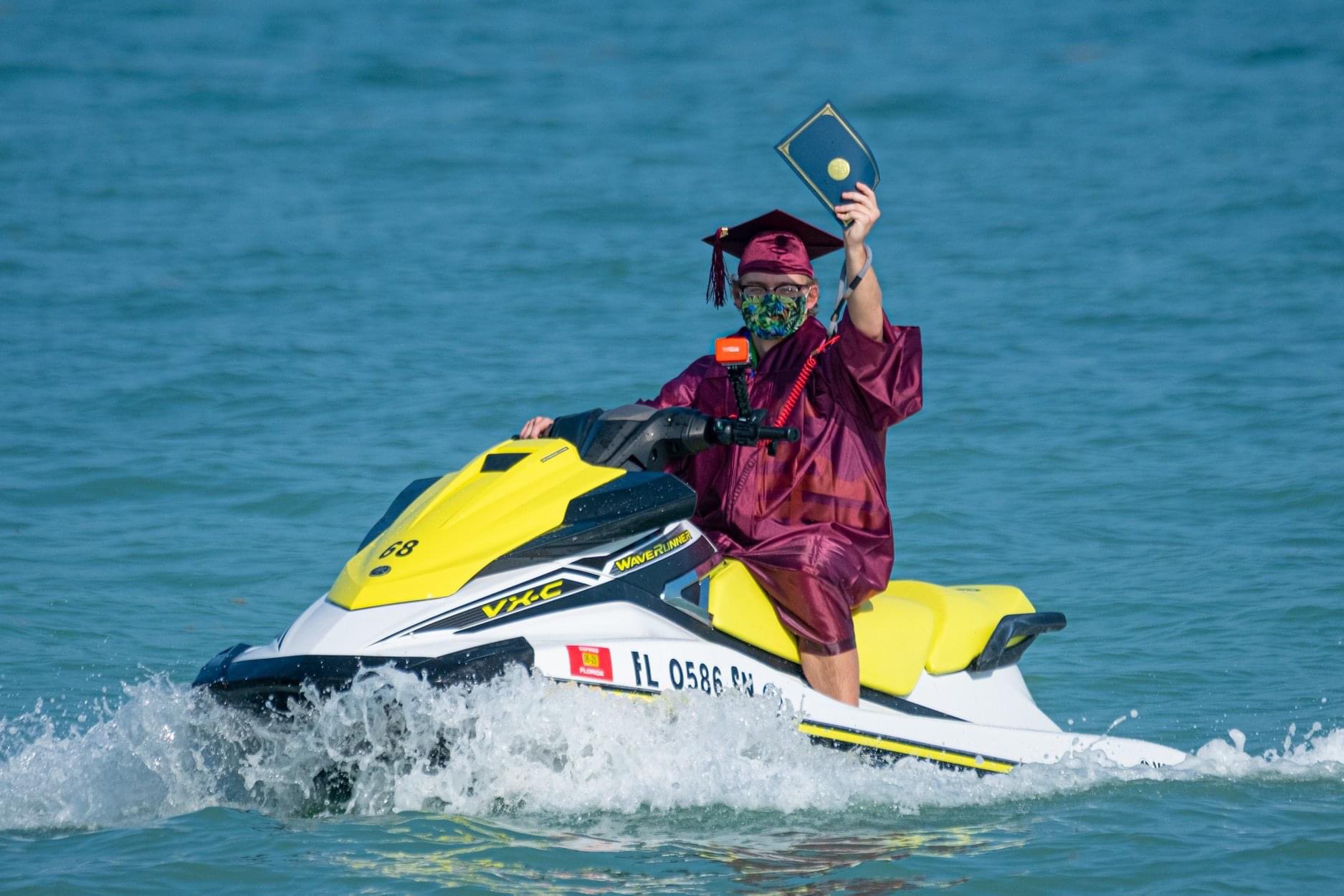 Una graduación sobre el mar con motos de agua en Florida 
