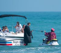 Una graduación sobre el mar con motos de agua en Florida
