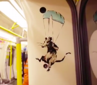 El artista Bansky irrumpe en el metro de Londres para reivindicar el uso de mascarilla