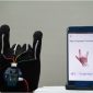 Este guante inteligente es capaz de reproducir el lenguaje de signos de manera oral
