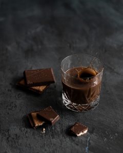 vaso de chocolate y tableta de chocolate