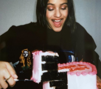 Rosalía cumple 27 años con una tarta de croquetas