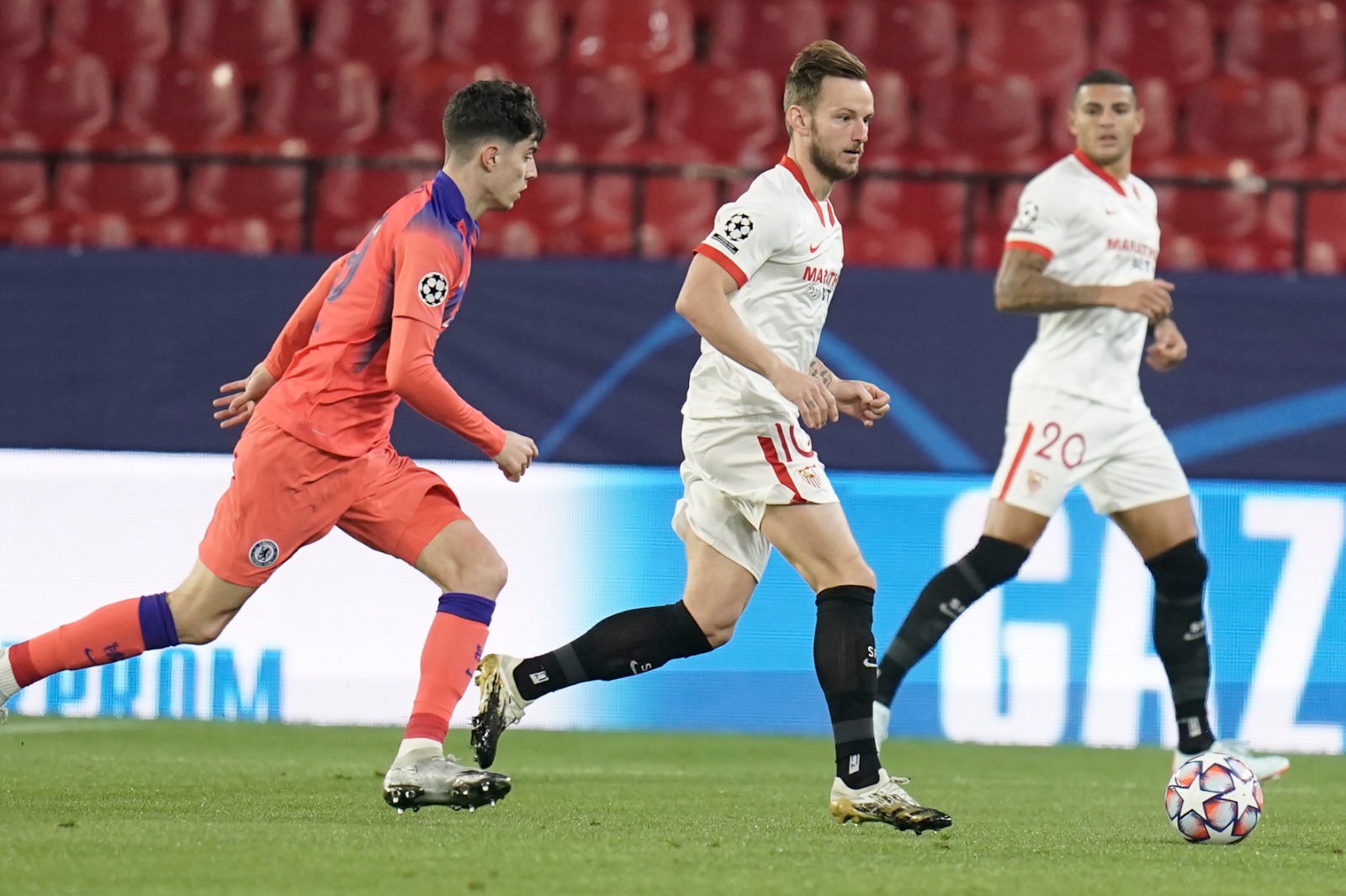 Giroud y el Chelsea devoran al Sevilla más irregular