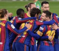 El Barcelona remonta en el Villamarín un partido agónico
