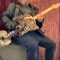 Artista rinde homenaje a un familiar transformando su esqueleto en una guitarra para sus conciertos.