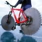 Utiliza hojas de sierra en su bicicleta para poder pasear sobre un lago congelado.