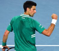 Djokovic sufre para pasar a semifinales en el Abierto de Australia