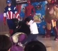 La patada de un niño a Thanos en una fiesta infantil que revoluciona las redes