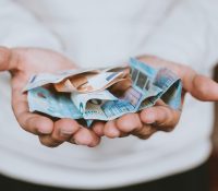 Una mujer pierde todos sus ahorros tras oxidarse todos sus billetes y monedas
