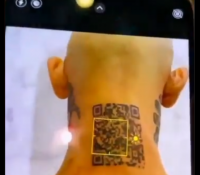 Un influencer se tatua un código QR en la nuca pero se da cuenta de que no le funciona