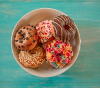 La empresa Krispy Kreme también regala donuts a los antivacunas