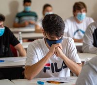 Un estudiante descubre uno de los usos ocultos que se le puede dar a la mascarilla en temporada de exámenes