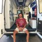 Un joven periodista convierte una ambulancia en una caravana para viajar
