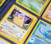 Niño vende sus cartas de Pokémon para pagar el tratamiento de su perro