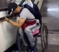 Un hombre en silla de ruedas se viraliza por la forma de bajar las escaleras en el Metro de México