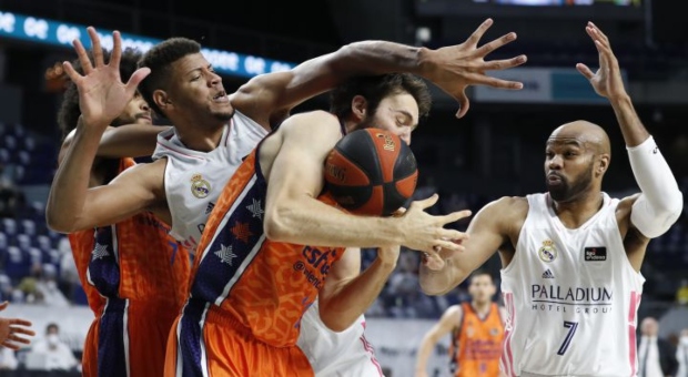 El Madrid da un golpe de autoridad ante el Valencia Basket