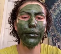 Una ‘tiktoker’ se ‘transforma’ en Shrek por utilizar una mascarilla verde