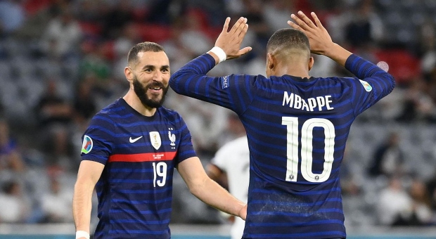 Francia vence 1-0 a Alemania gracias a un gol en propia puerta de Hummels y logra su primera victoria en la Eurocopa. 