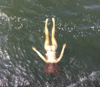 Rescatan un ‘cuerpo’ flotando en el agua y resultó ser una muñeca sexual