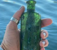 Encuentra una botella con un mensaje dentro de hace 95 años y encuentra a la hija de quien lo escribió