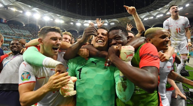 Varios jugadores suizo celebran la victoria de su equipo lograda ante Francia. 