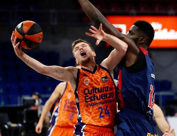 Baskonia fuerza el tercer partido ante Valencia Basket