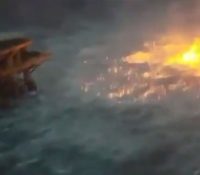 Espectacular incendio en el Golfo de México por una fuga de gas