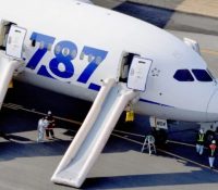 Un pasajero enfadado abre las puertas de emergencia de un avión y despliega los toboganes de emergencia