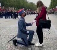 Un soldado francés pide matrimonio a su novia en pleno desfile