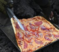 Una pizza horneada sobre la lava de un volcán se viraliza en redes