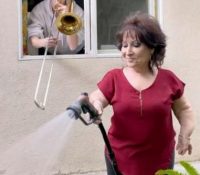 Un joven persigue a su madre con un trombón para ponerle banda sonora a su vida