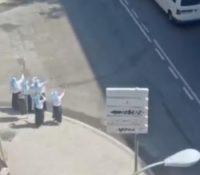 El surrealista vídeo de unas monjas corriendo detrás de una furgoneta conmueve a Twitter