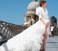 Diseñan un vestido de novia a partir de 1.500 mascarillas recicladas