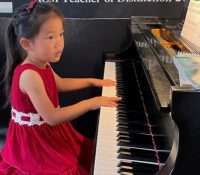 Briggitte Xie, la niña de 4 años que ya domina el piano con mucha fluidez