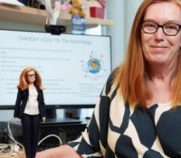 Sarah Gilbert, creadora de la vacuna Oxford, cuenta con su propia muñeca Barbie