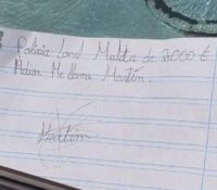 Un niño escribe una ‘multa de 2.000 euros’ a un coche mal aparcado y la Policía alaba su acción