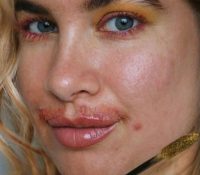 La ‘influencer’ Joanna Kenny lucha contra los estereotipos tiñendo su bigote de colores