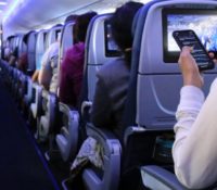 La guerra de dos pasajeros por abrir y cerrar la persiana de un avión se viraliza en redes