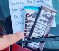 Dejan una nota con dos chocolatinas en un coche tras chocarlo