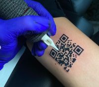 Un joven italiano se tatúa el código QR de su certificado de vacunación en el brazo
