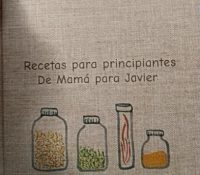 Una madre regala a su hijo un libro de receta antes de irse de Erasmus