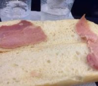 Paga 5,50 euros por el bocadillo de bacon «más triste del mundo»