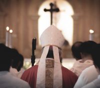 Arrestan a un párroco por organizar orgías con las donaciones de los feligreses