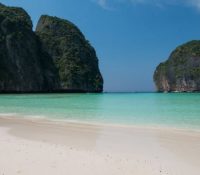 Tailandia reabre Maya Bay, la playa donde DiCaprio grabó «The Beach»