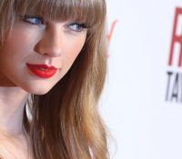 Taylor Swift lanza una nueva versión  de su canción navideña «Christmas Tree Farm»