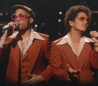 Bruno Mars con Silk Sonic en “Smokin Out The Window”: Un viaje a los tiempos dorados de lo disco