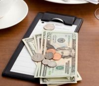 Despido a una camarera por no querer compartir una propina de 1.700 euros en Estados Unidos